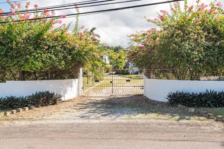 Ancella'S Garden Apartment-Beach-5Min Drive, 1 Hr Montego Bay, 25 Mins Ocho Rios, Continental Breakfast Runaway Bay Exterior photo