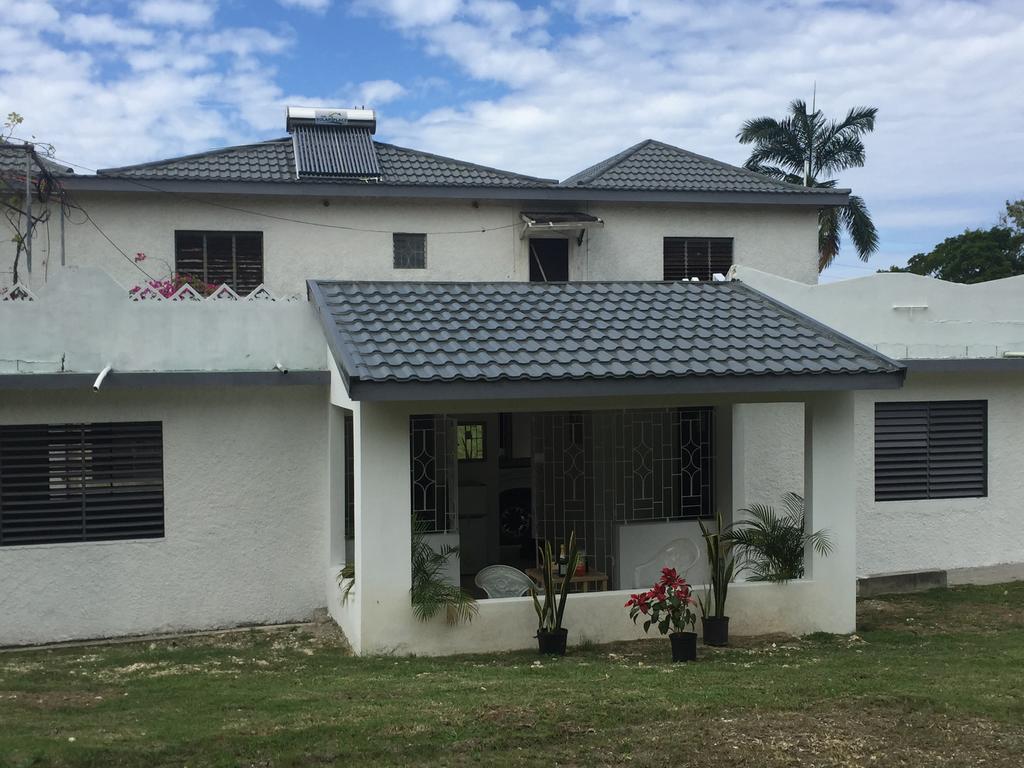 Ancella'S Garden Apartment-Beach-5Min Drive, 1 Hr Montego Bay, 25 Mins Ocho Rios, Continental Breakfast Runaway Bay Exterior photo